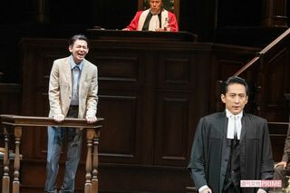 法廷で敏腕検事のマイアーズ（成河）に対して、無実を訴えるレナード（小瀧）撮影／山田智絵