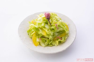 春らしい色合いがきれいな箸休め「春キャベツとパプリカの浅漬け」調理／みないきぬこ　スタイリング／中村弘子　撮影／廣瀬靖士