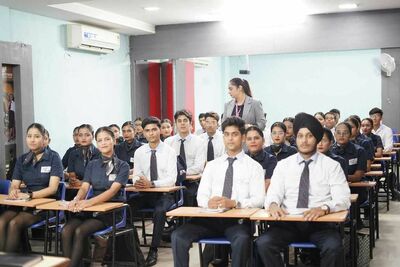 イギリスの大学が「インド人留学生だらけ」に!実質的な移民を生む“合法ルートのビザ乱用”…影響は日本に…