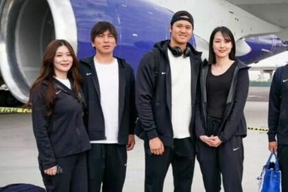 大谷翔平や真美子夫人と並んで記念写真に収まる水原一平夫妻（大谷翔平公式インスタグラムより）