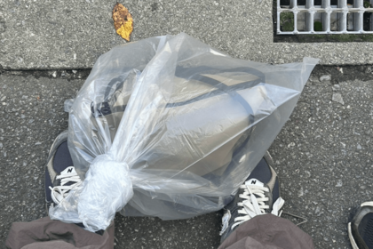 奉迎者の荷物をポリ袋に入れさせるなど物々しい雰囲気（読者提供）