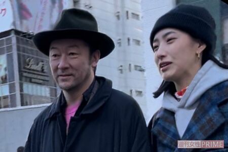 楽しげに談笑する浅野忠信と中田クルミ