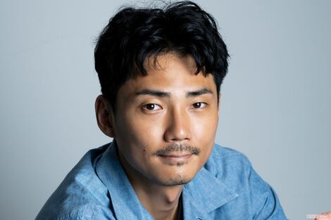 毎熊克哉、最新主演映画『見えない娘 THE INVISIBLES』で三姉妹の父に！明かした俳優人生と私生活の意外な“ルーティン”