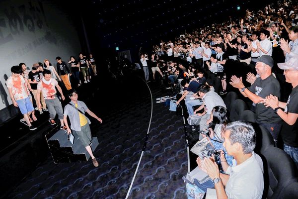 拡大公開を記念してTOHOシネマズ日比谷で行われた舞台挨拶は、観客総立ちの盛り上がり　撮影／森田晃博