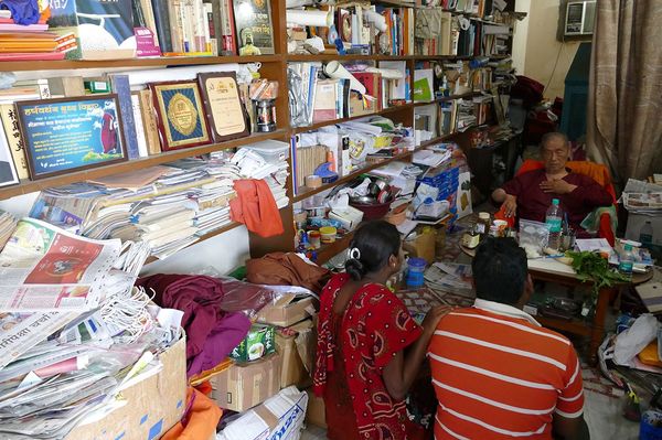 インドラ寺にある10畳ほどの佐々井さんの部屋。ついたての裏にベッドがある。毎日のように人々が陳情に訪れる　撮影／白石あづさ