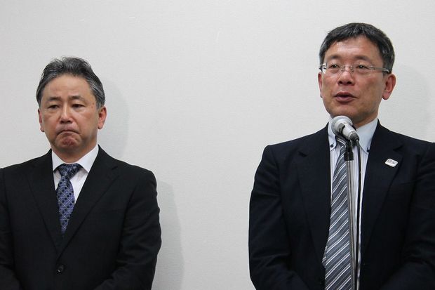 記者の質問にしどろもどろになる山本専務理事（左）と遠藤常務理事（右）