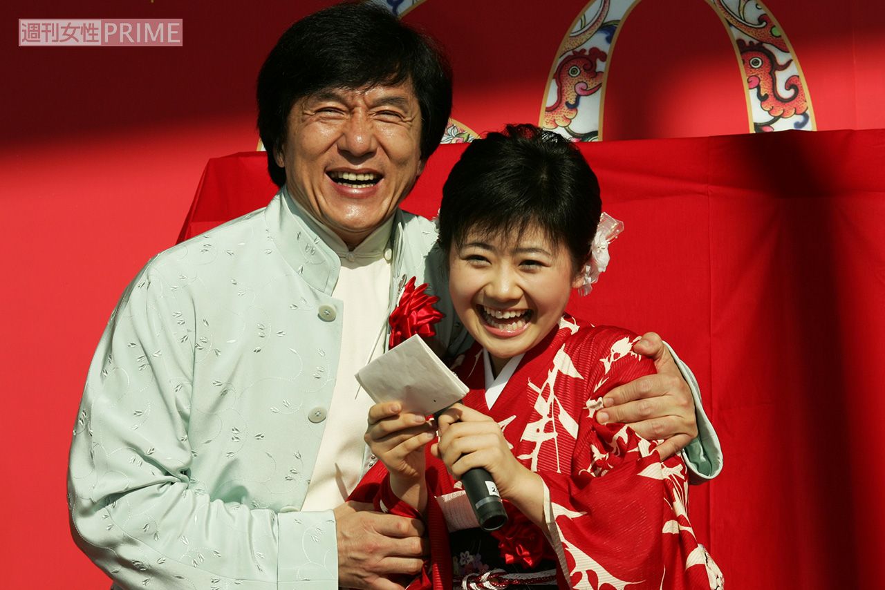 2005年、中国ー日本写真展で福原愛の肩を抱き寄せるジャッキー・チェン