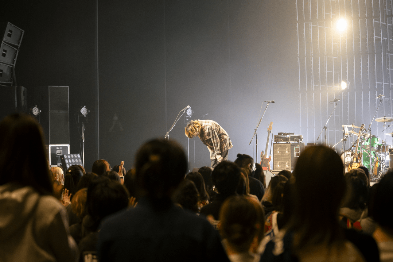 ライブでは、1曲演奏が終わるたび、「ありがとう」とマイクを通して観客に伝える