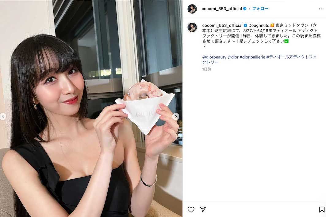 胸の谷間も見える真っ黒なドレス姿を投稿したCocomi（本人のインスタグラムより）