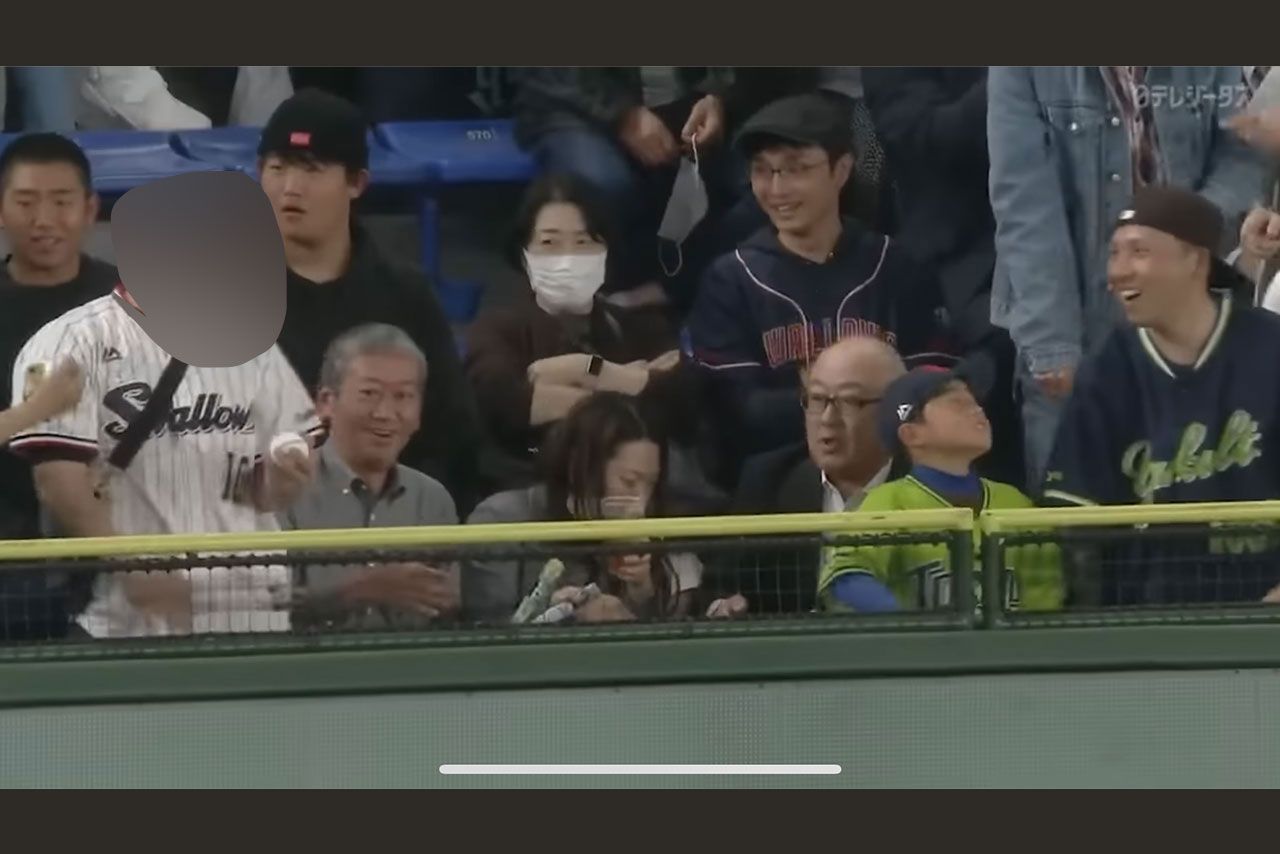 5月2日の「巨人VSヤクルト戦」での騒動の原因となったシーン(『DRAMATIC BASEBALL』チャンネルより)