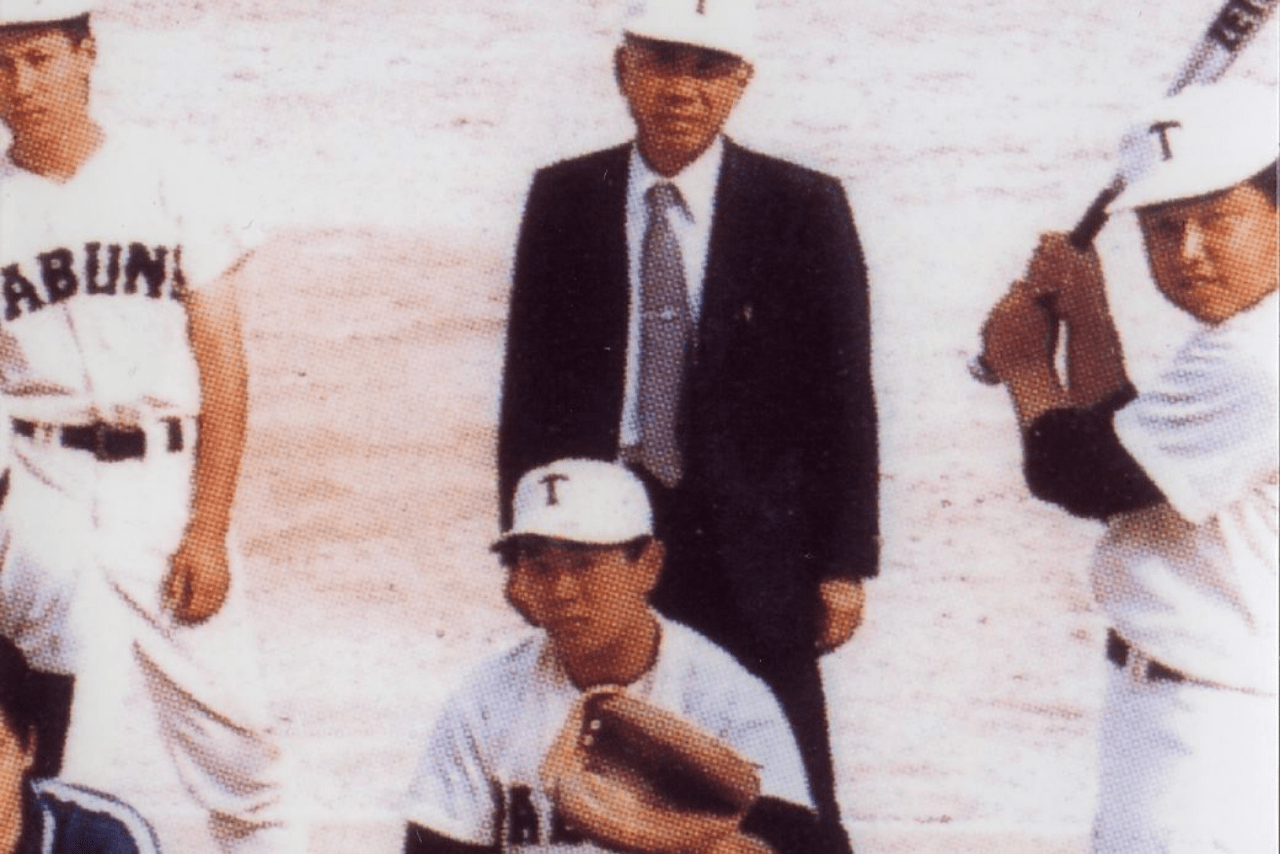 高校2年生当時（中央）。留年したものの、ものまねで人気者だった