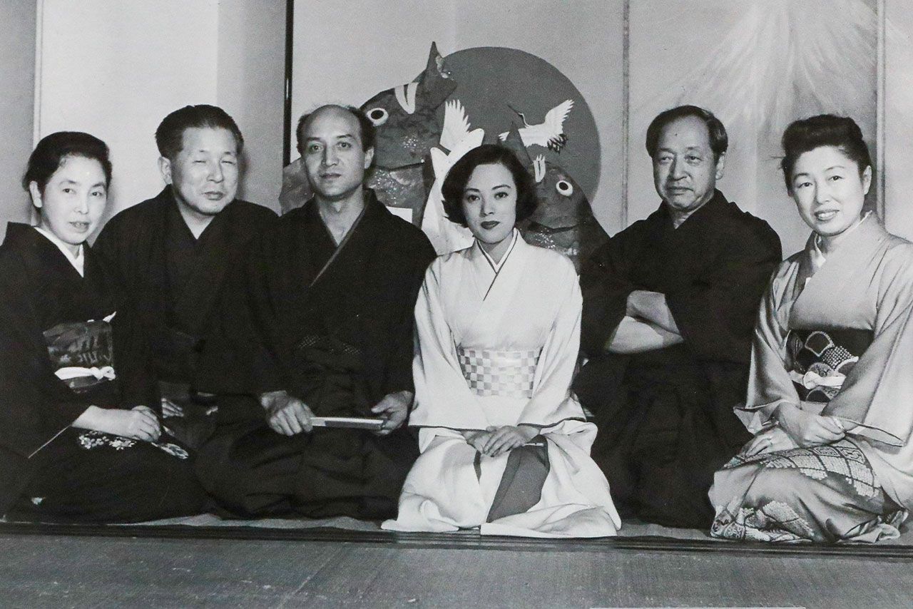 山口は31歳のとき米国で知り合った彫刻家のイサム・ノグチと結婚。東京・白金台の料亭で行われた結婚披露パーティーでは、洋画家の梅原龍三郎夫妻が媒酌人を務めた