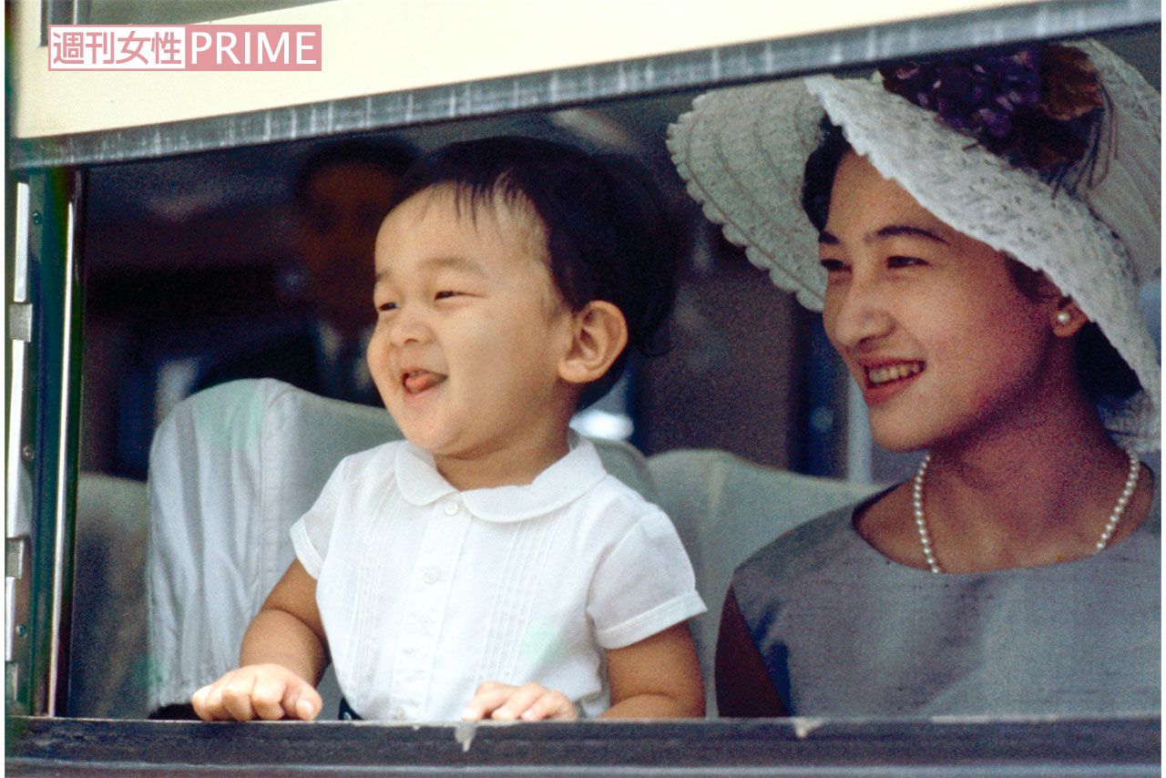 '61年8月。夏休みを軽井沢で過ごされた美智子さまと浩宮さま（現・天皇陛下）。移動の電車内