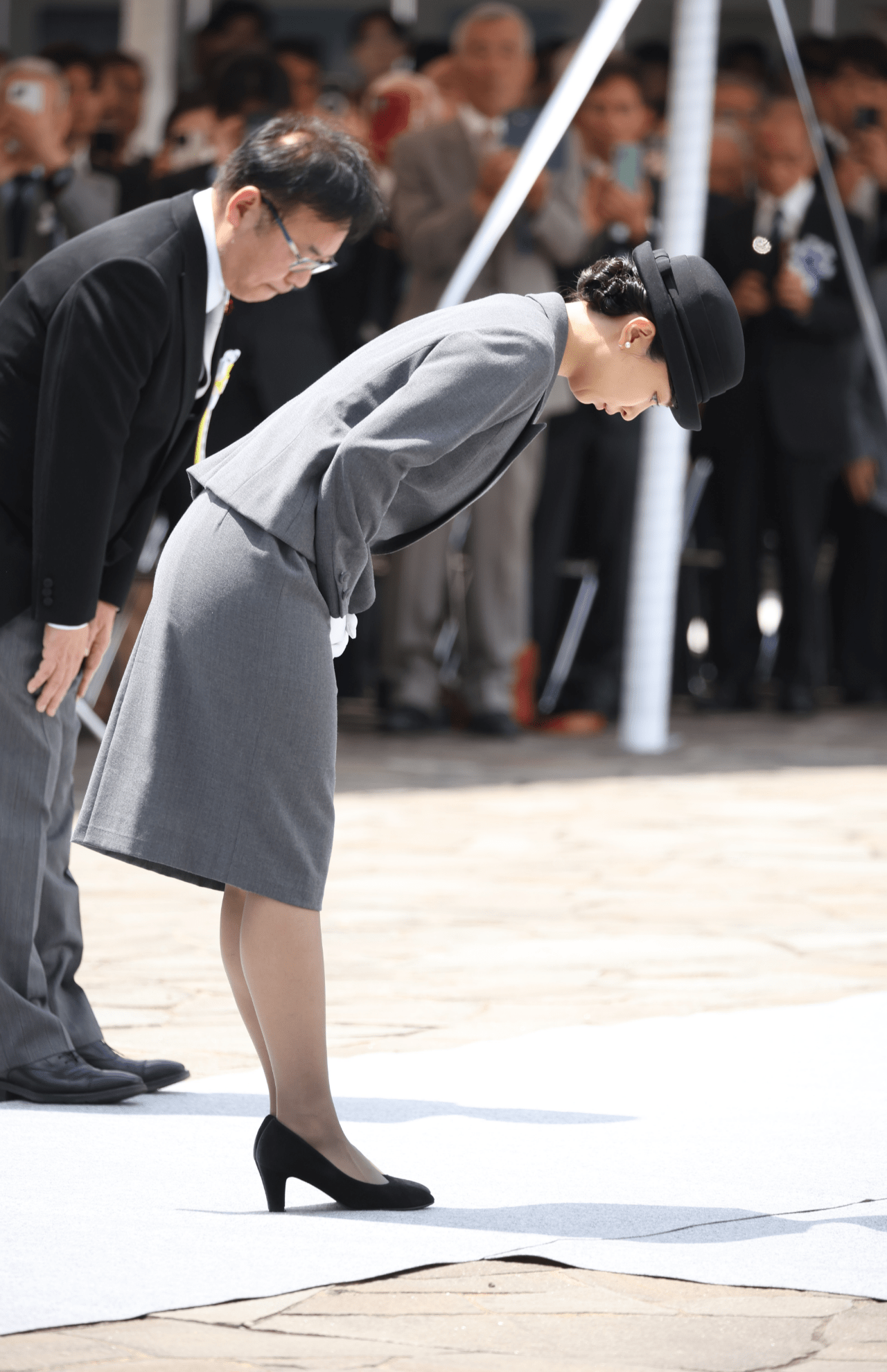 千鳥ヶ淵戦没者墓苑拝礼式に参列し、納骨堂の前で拝礼（2026年5月25日）