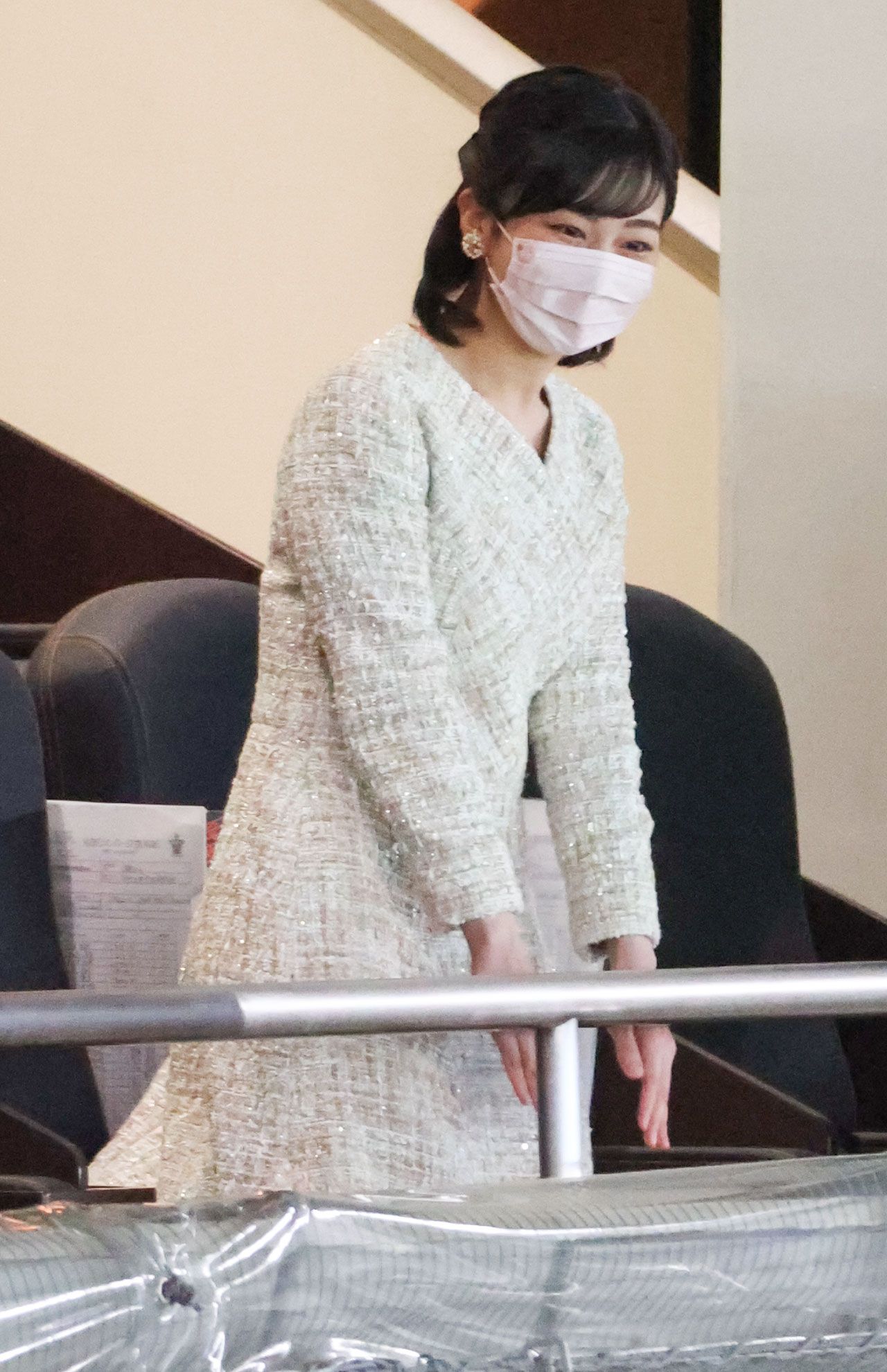 4月2日『第24回全国高等学校女子硬式野球選抜大会・決勝戦』に出席された佳子さま。オーロラのツイードワンピースで