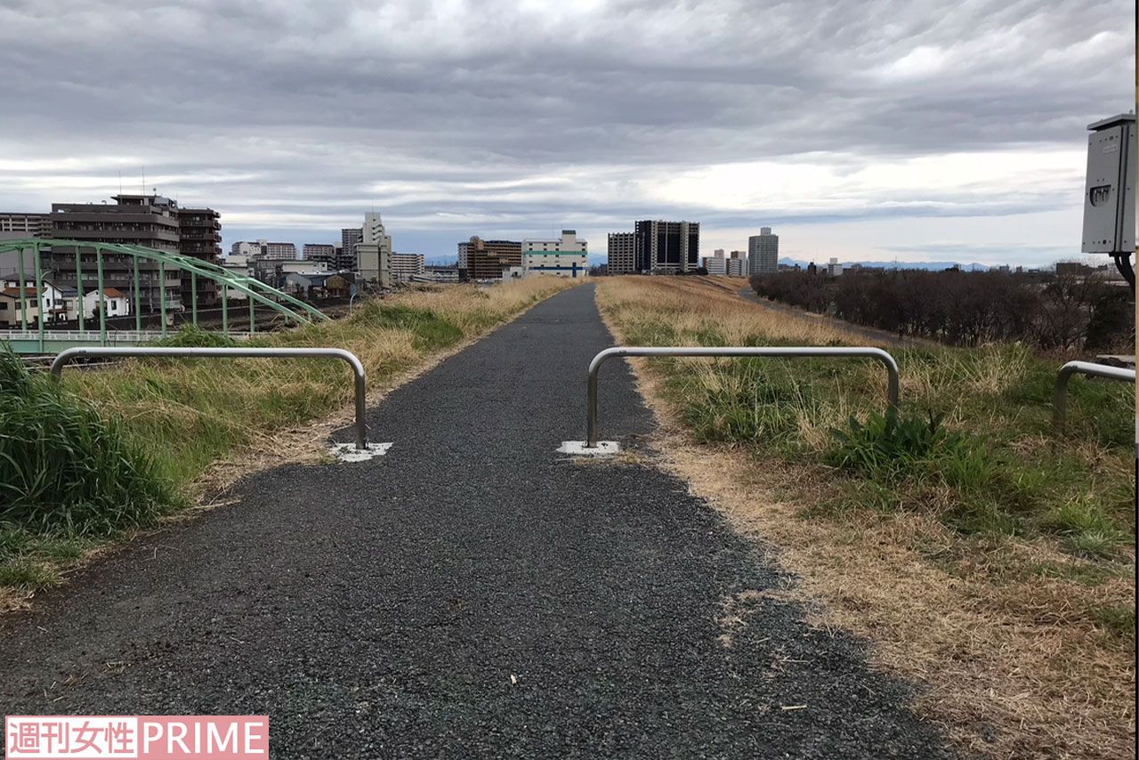 柏原潮容疑者がジョギングしていたとみられる荒川の河川敷（2025年3月撮影）