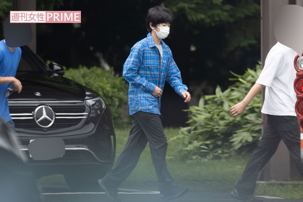 道中のサービスエリアでご友人らとバスから降りてこられた悠仁さま