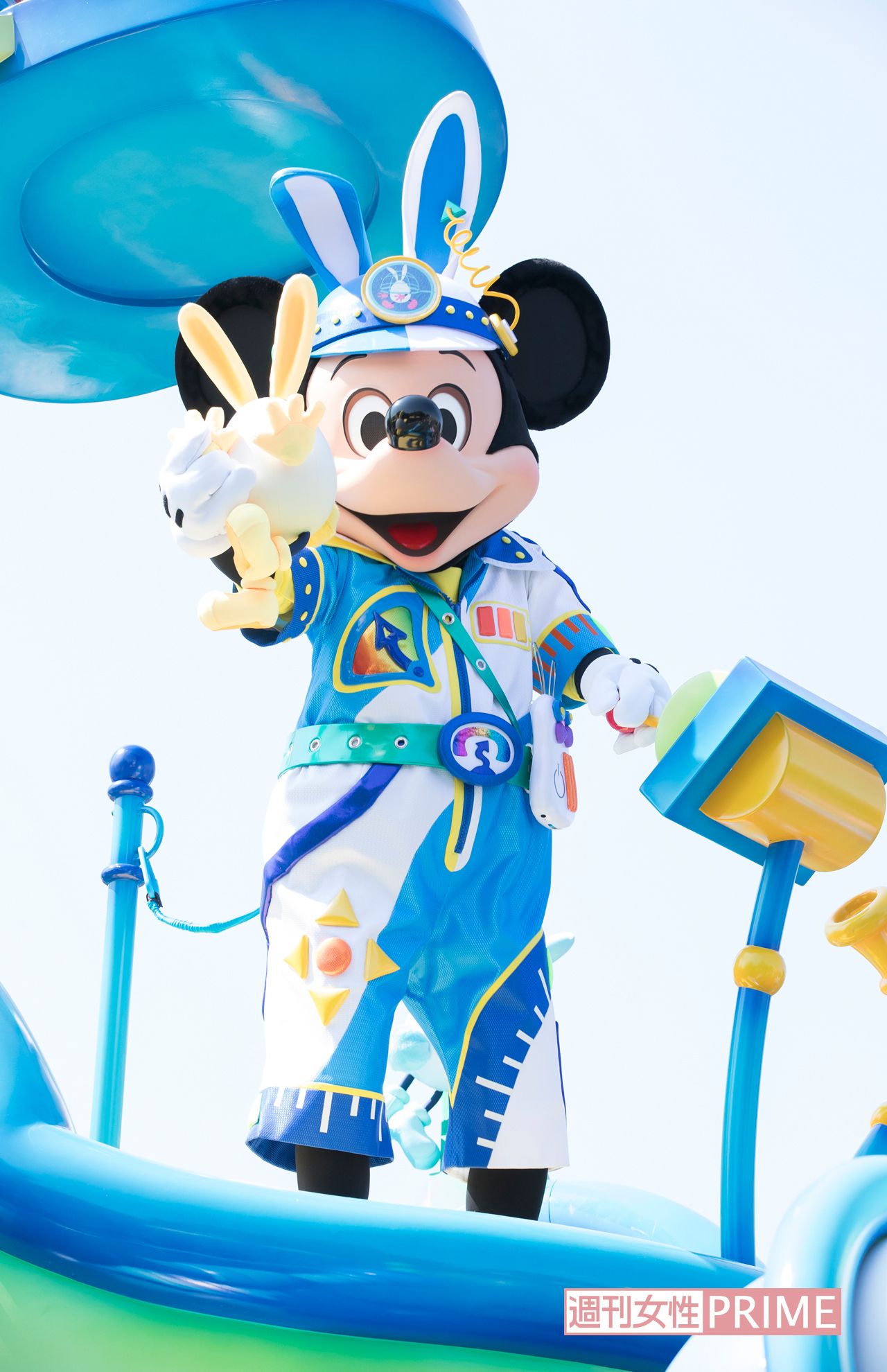 われらがミッキーマウスは、“うさたまチェイサー”のブルーの衣装でさっそうと登場（東京ディズニーランド）　撮影／廣瀬靖士
