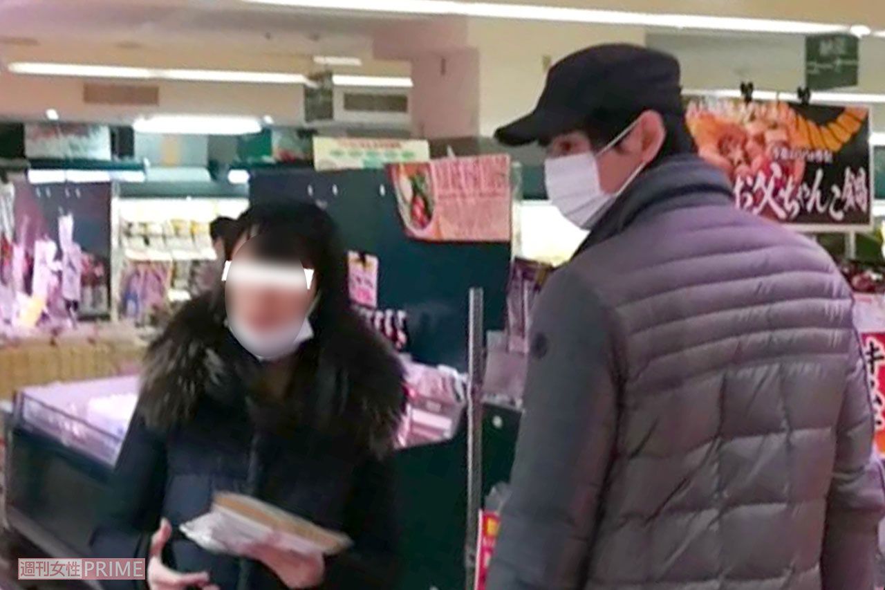 1月中旬、彼女らしき女性と一緒にスーパーで買い物