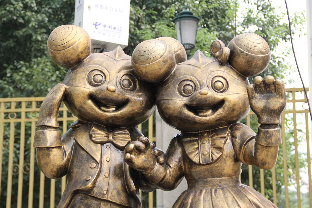 既視感がある四川省成都市のテーマパークのパンダキャラ（撮影／関上武司）