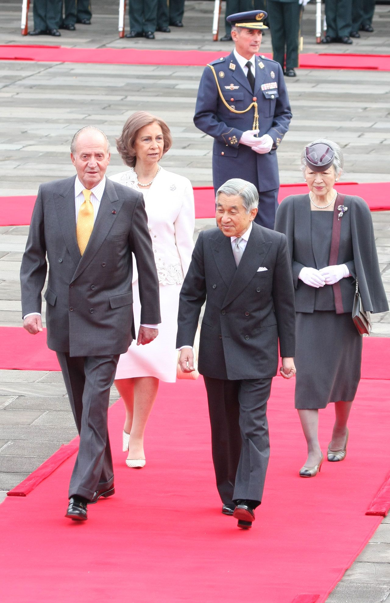 '08年11月に国賓として来日した際、歓迎行事で天皇、皇后両陛下（当時）と歩くスペイン王室のフアン・カルロス1世とソフィア妃