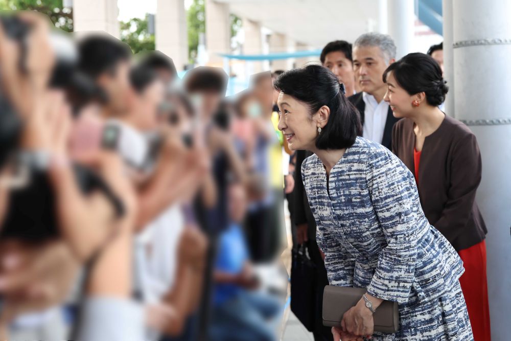 かなり近い距離で人々と触れ合われた紀子さまと佳子さま。この時のご様子を撮影した投稿がSNSで話題になった