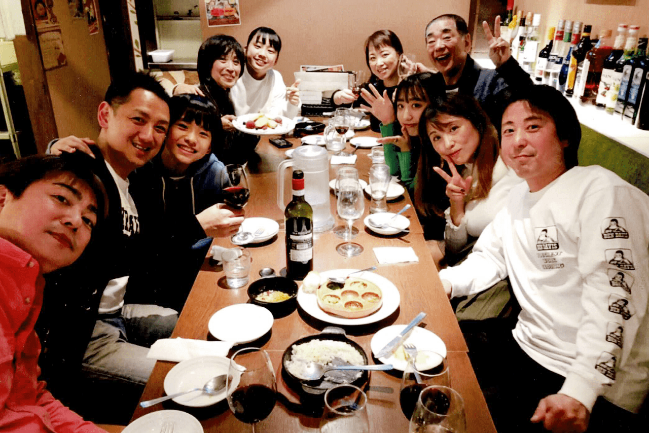 好楽ファミリー勢ぞろい。左手前から2人目が好楽の長男、落語家の三遊亭王楽