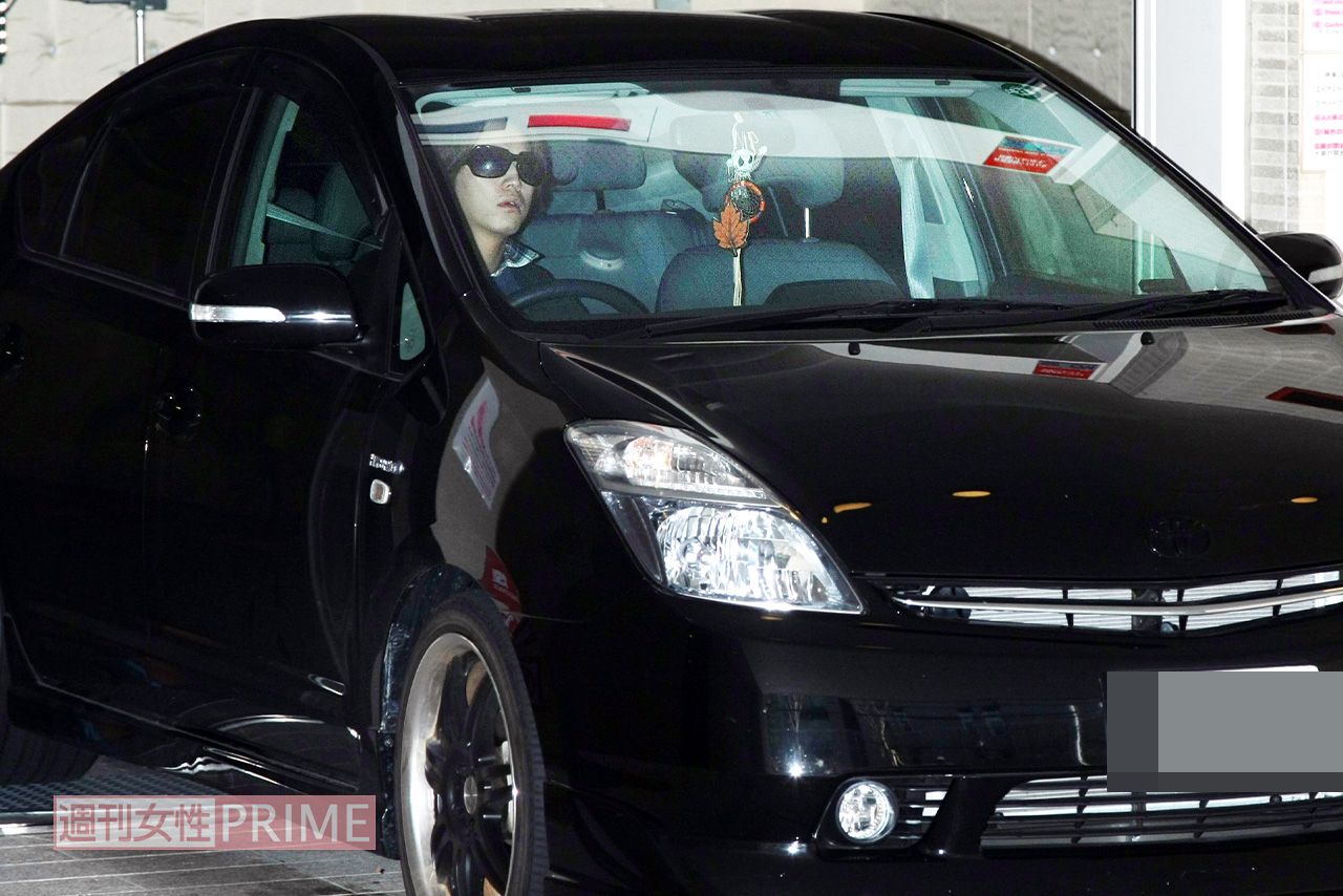 2009年、愛車を運転して外出する亀梨和也