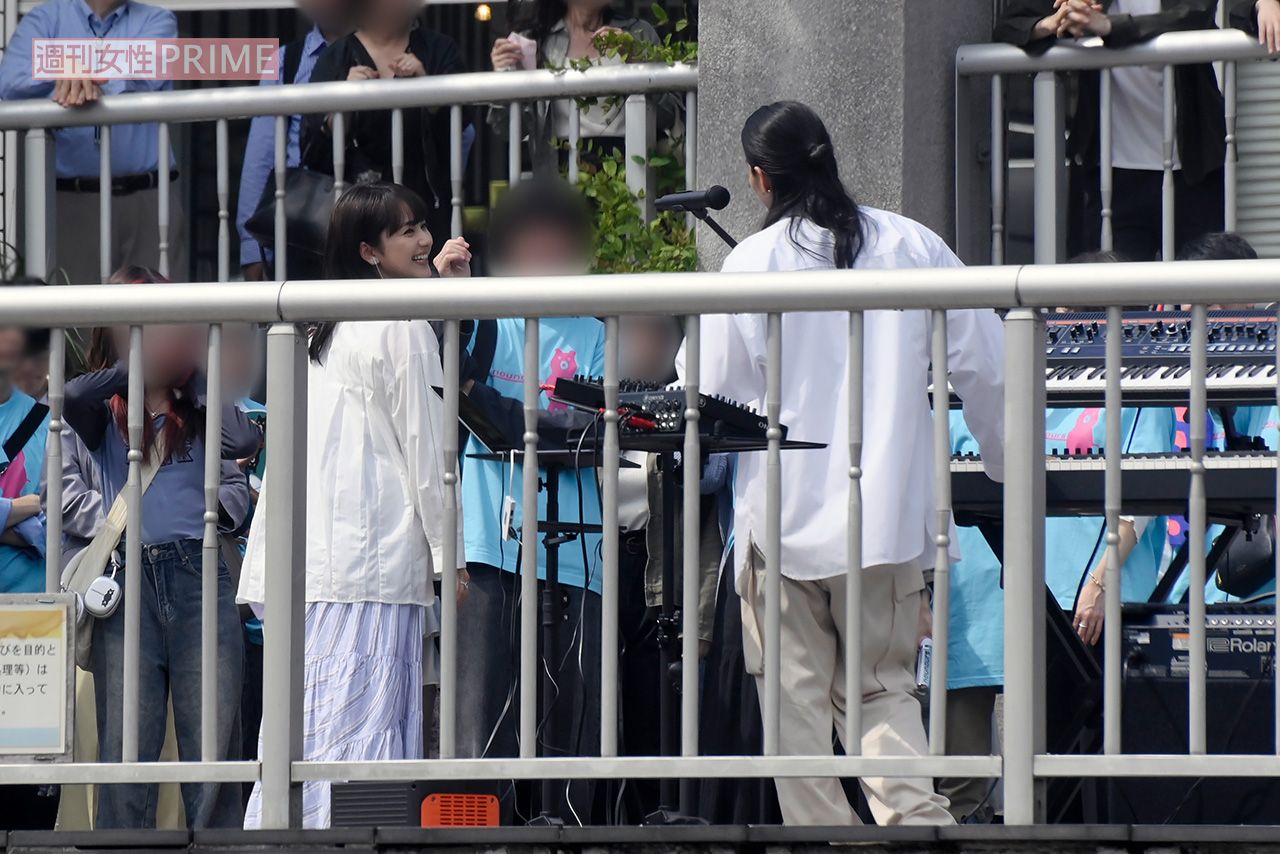 2024年7月上旬、ドラマ『しょせん他人事ですから』撮影の休憩中には、共演の平祐奈（左）と和やかに談笑していた