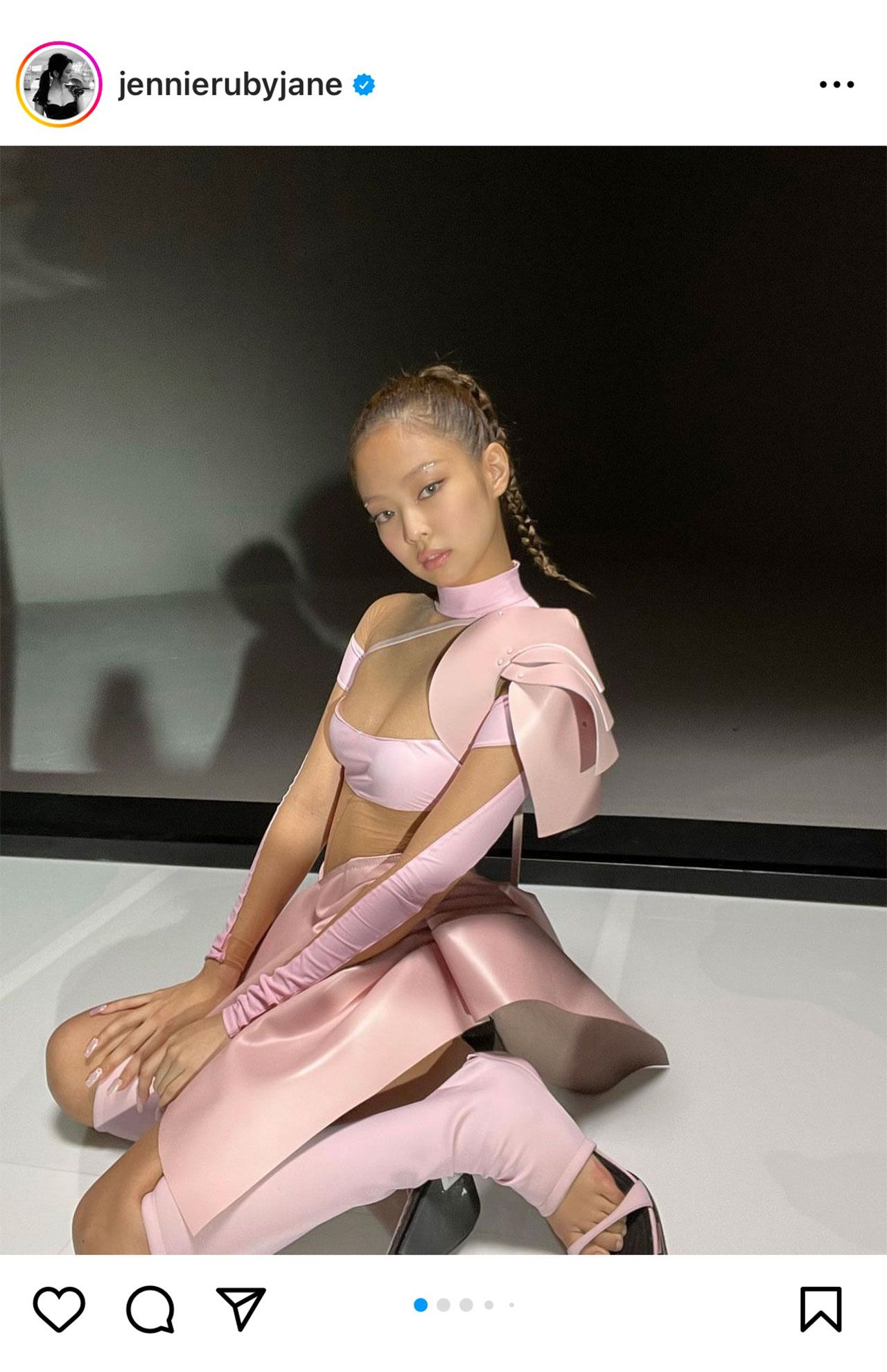 ピンクのリボン風衣装に身を包むBLACKPINK・ジェニ（本人インスタグラムより）