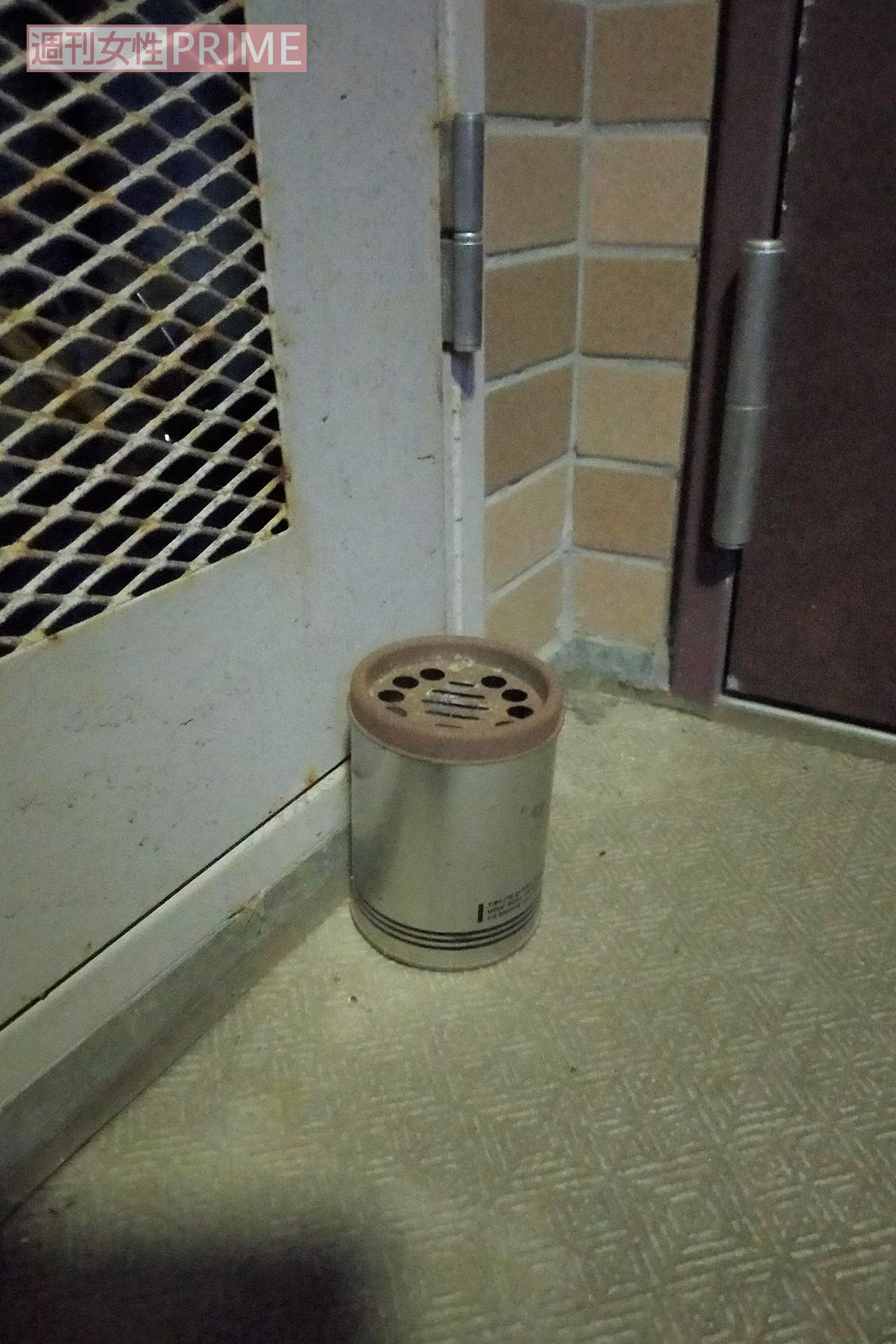 自宅マンションの部屋の前にはタバコの吸い殻が