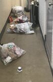 共用廊下に放置した生活ゴミをカラスに荒らされ、近隣に被害も(読者提供)