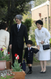 秋篠宮ご夫妻に付き添われ、お茶の水女子大学附属幼稚園に入園する悠仁さま(2010年4月9日)