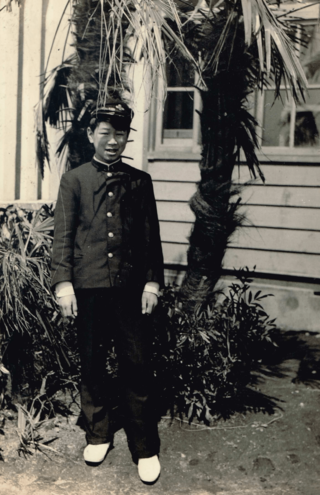 中学生のころ。祖父は政治家、父は大学教授と裕福な家庭で、6人きょうだいの末っ子として育つが、高圧的な父親と無関心な母親からは愛情を受けられず、孤独と葛藤の中にいた