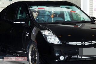 2009年、愛車を運転して外出する亀梨和也