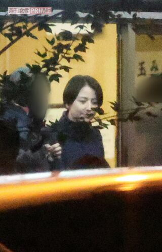 『エルピス』撮影で飲食店から出てきた長澤まさみ