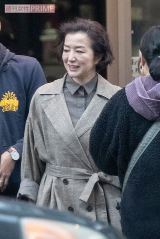 ラーメンを食べて「美味しい」と言うシーンを撮っていた鈴木京香。予定よりも早くロケを終えて、足早に次の現場へ