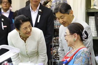 高齢者施設への訪問では入所者の目線までかがんで会話されていた