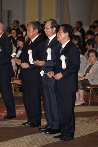 大橋巨泉さんお別れの会で。写真手前から、関口宏さん、王貞治さん、河野洋平さん（'16年9月）