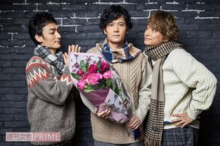 12月は稲垣の誕生月ということで、お花をプレゼント♪　稲垣主演のミステリー長編小説“読む連ドラ”『ロストマン』も好評連載中　撮影／廣瀬靖士