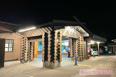 終電後の大月駅。防犯のためシャッターが下ろされるので駅構内で過ごすことはできない