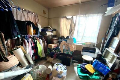 もう着ない服や古い家電など、父親の荷物で物置状態になった実家の部屋（提供／如月サラさん）