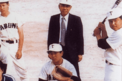 高校2年生当時（中央）。留年したものの、ものまねで人気者だった