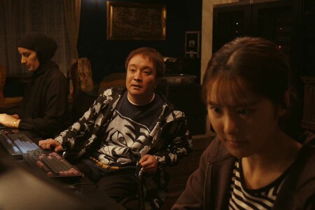 「演技指導はどうなっているのか」ハッカー役のタイピングに違和感を抱いた花岡すみれの演技シーン（手前右）／『VIVANT』公式Xより