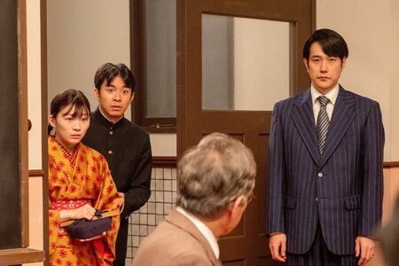 優三（仲野太賀）の弁当を届けた明律大学で桂場と初対面した寅子。