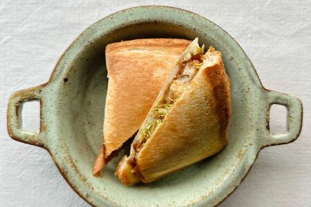 朝食の定番ホットサンド。買ってきたコロッケとキャベツをはさんでお手軽に　写真／小暮涼子さん本人
