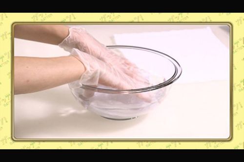 （1）タオル2枚とポリ袋1枚、ゴム手袋を用意。ゴム手袋を着用し、タオル1枚を50度の湯（沸騰した湯に同量の水を加えるとできる）に浸してしっかりとしぼり、熱々のおしぼりを作る（最終的にもう1枚のタオルで包んで40度になるよう、手に持って熱いと感じる温度にしておく）。