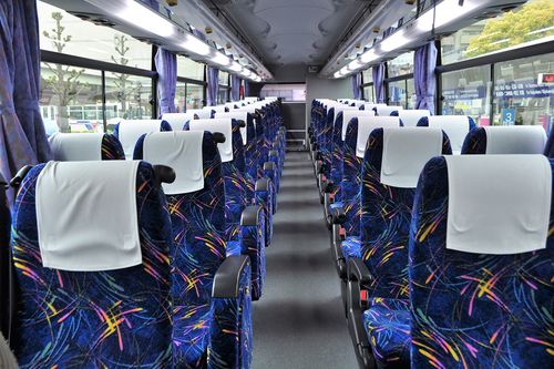 車内では窓を開け、席は動かさずに静かに!