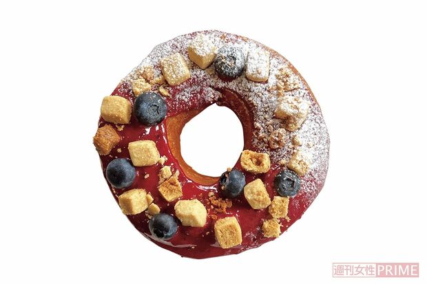 ふわふわ×ザクザクがクセになる！『blueberry crumble』/days+doughnuts　「新鮮な生ブルーベリーとザクザク食感のクランブルの組み合わせがいいコンビ」。大きめでもペロリといける軽い味わいが好評／500円 11cm