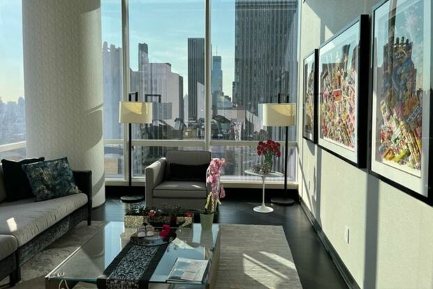 松居一代のブログに映り込んだ“上裸”写真。現在は削除されている（編集部でモザイク加工）